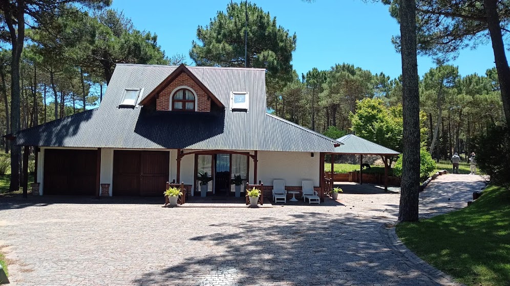 CASA  CHICA BARRIO CERRADO